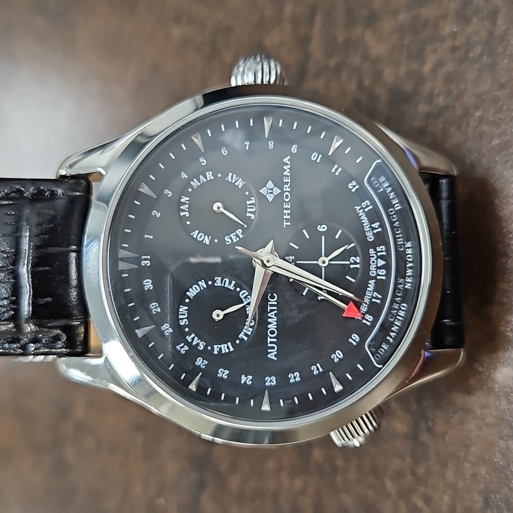 Pre-owned men's watch.